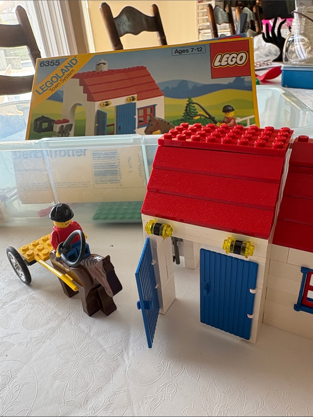 Lego Red Roof White Stable with Blue Doors and Yellow Accents #6355 mint cond